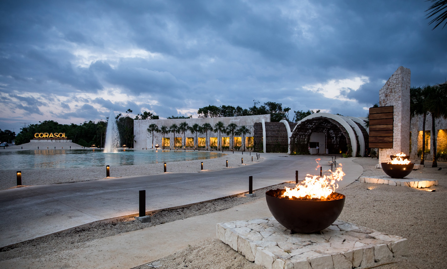 Acceso principal Corasol de noche