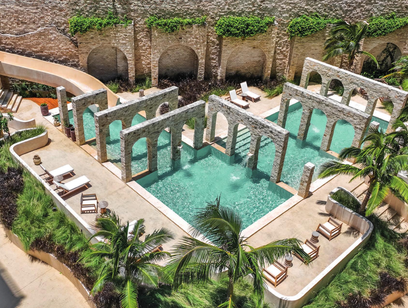 Piscina estilo antiguo Costa Beach Club